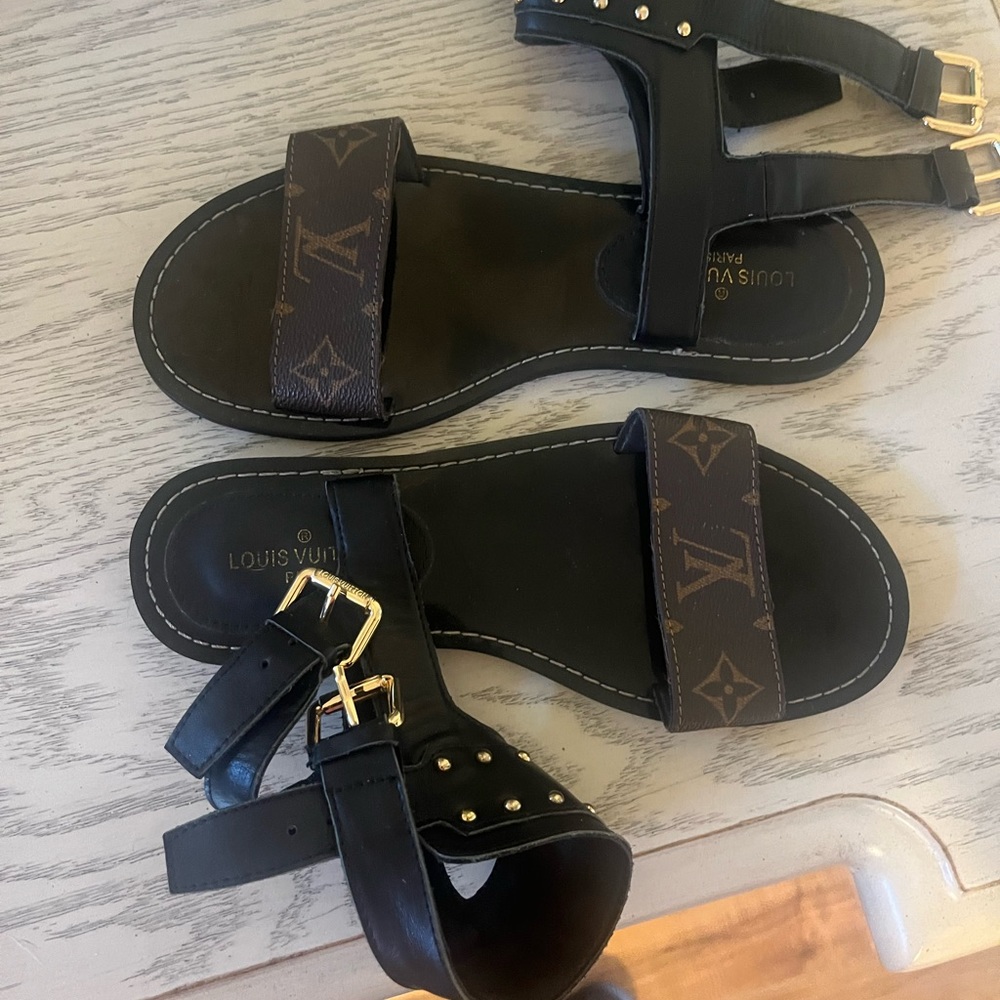 Only been worn a couple times. In great condition !